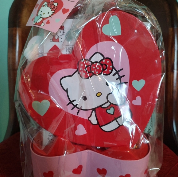 Hello Kitty Gift Set with Red Accents - Picture 3 of 5